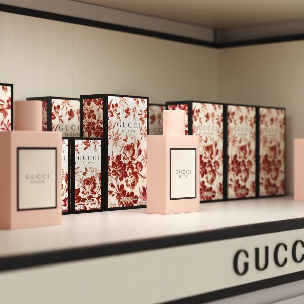 Render 3D retail de productos de Gucci Bloom en una estantería en Miami
