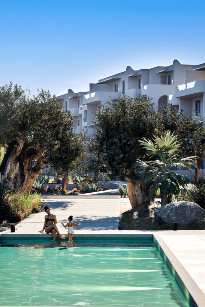 Tetuan Render 3D Marruecos Vista exterior con personas en una piscina de proyecto l´olivier Residencial construido por Moussa Real Estate