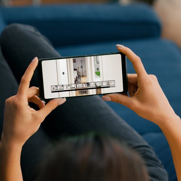 Telefono movil mostrando un recorrido virtual 360 para un piso piloto